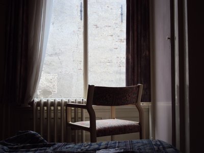Stoel in een slaapkamer kijkt uit op raam